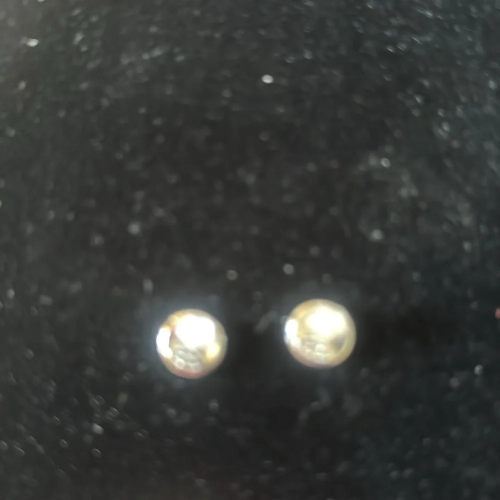 CHANEL earrings button stud White and Silver  tone Button Stud signed in back - Picture 4 of 5